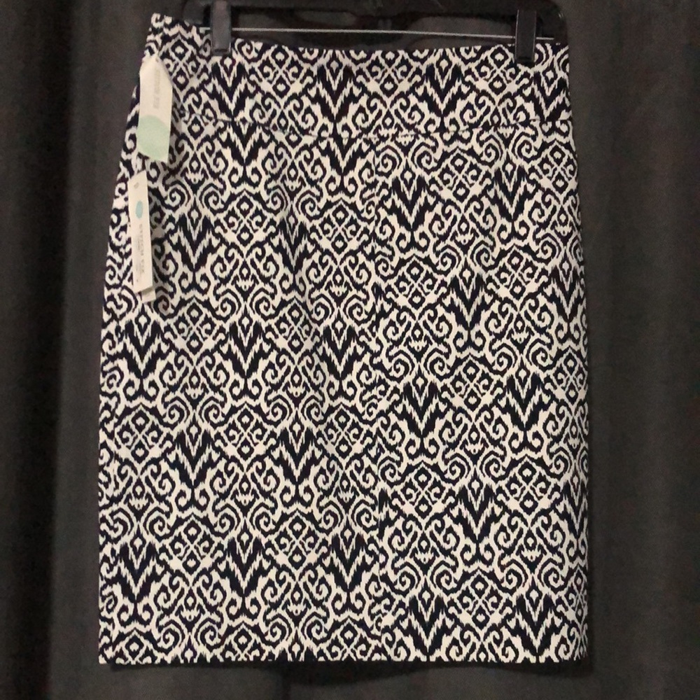 Black and white slimming stretch skirt 22” waist to hem-sz M front slit - Picture 3 of 8